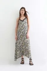 Mono largo con estampado floral en tonos beige, escote en V y tirantes finos.