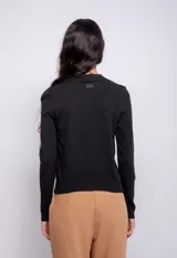 Polera gris de tejido de punto, cuello alto y mangas largas.