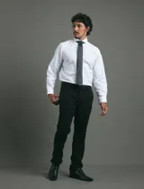 Camisa de vestir blanca de corte clásico, con cuello rígido y mangas largas con puños abotonados.