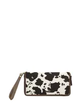 Billetera Rockford de cuero natural con pelo de vaca, diseño con estampa animal print de vaca en color blanco y negro, con detalles en marrón y cierre perimetral.