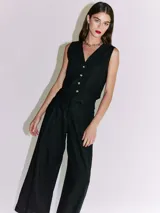 Pantalón de lino color naranja, de tiro alto y corte wide leg.