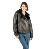 Campera negra de cuero sintético con interior forrado en piel sintética. Tiene cierre frontal y dos bolsillos exteriores abiertos.