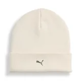 Gorro tipo beanie de punto color beige con vuelta y logo metálico de Puma en el frente.