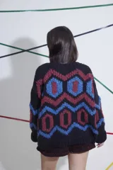Sweater tejido a crochet a mano, 100% en lana, de calce holgado con cuello a la base y puños. Talle único similar a un M/L. Diseño con motivos geométricos en negro, azul y bordó.