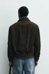 Cazadora regular fit confeccionada en pana de algodón con interior ligeramente acolchado. Presenta cuello solapa, cierre frontal con cremallera, bolsillos laterales de vivo y acabados en rib en puños y cintura.