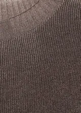 Sweater de punto fino con acabado metalizado, cuello redondo y manga larga, de corte recto.