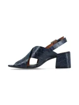 Sandalias de cuero con textura de reptil en color azul marino, con diseño de tiras cruzadas en el empeine, taco cuadrado y cierre de hebilla ajustable en el talón.