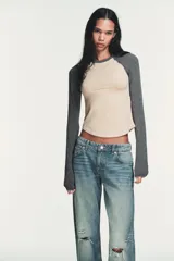 Jeans de tiro bajo y cinco bolsillos, de pierna ancha y larga. Cuenta con cierre frontal con cremallera y botón metálico.