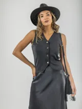 Falda larga gris de satén con cintura elástica.