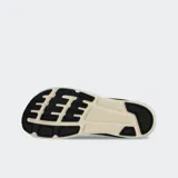 Championes de running Altra Escalante 4, color negro con logo blanco, con tecnología FootShape y entresuela Altra EGO.