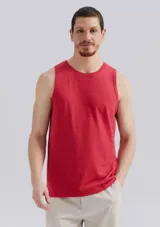 Musculosa básica de corte recto y cuello redondo, confeccionada en tejido de punto con textura jaspeada.
