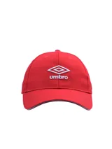Gorra deportiva Umbro de color rojo con logo bordado en blanco en la parte frontal y visera curva.