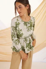 Blusa de manga larga con estampado floral en tonos verde y blanco.