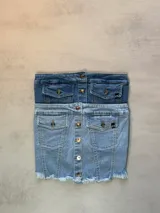 Top strapless de jean con botones blancos y ruedo desflecado.