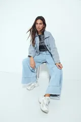 Top crop sin mangas color rojo con estampado tipo bandana en blanco y negro. Tiene cuello cerrado y sisas definidas.