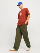 Pantalón cargo de corte amplio y pierna ancha, color verde oliva. Presenta bolsillos laterales tipo cargo, bolsillos delanteros y traseros, con cierre de cremallera y tejido de sarga resistente.