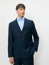 Ambo Harrington Label de color azul marino, compuesto por un saco cruzado de doble botonadura y solapas de pico, y pantalón a juego.