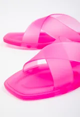 Sandalia chata de goma semi transparente color gris, con doble tira entrelazada sobre el empeine.