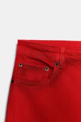 Jeans de tiro medio con cinco bolsillos, cierre frontal con cremallera y botón, y trabillas en la cintura. Presenta un diseño de pierna recta con un sutil efecto tie-dye en el tejido.