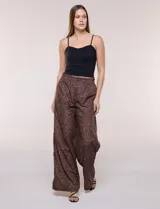Top crop ajustado negro de estilo corsé, con tirantes finos regulables y escote corazón. Cuenta con costuras verticales decorativas en el frente.