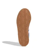 Championes Adidas VL Court 3.0 de estilo urbano, confeccionados en gamuza sintética color azul con las icónicas tres tiras laterales en color rosado. Presentan una suela de goma color caramelo y un diseño inspirado en el calzado retro de canchas.