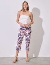 Pantalón capri de gabardina estampada, marca Zac & Rachel. Corte recto, pretina ancha elastizada.