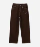 Pantalón de sarga color marrón oscuro, con corte super baggy, cintura con trabillas, bolsillos laterales y traseros, y cierre frontal con botón y cremallera. Incluye una cadena metálica decorativa en la cintura.