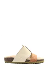 Sandalias bajas de cuero color beige con una tira ancha con textura croco color marrón claro.