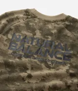 Remera de manga larga confeccionada en tejido waffle con textura. Presenta diseño camuflado en tonos verdes y estampa frontal con lettering Natural Balance.