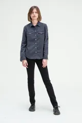 Pantalón de jean negro, corte slim straight, tiro alto.