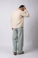 Camisa de manga larga confeccionada en lino, con cuello clásico y cierre frontal de botones. Presenta un diseño de calce suelto y textura suave, ideal para un estilo relajado.