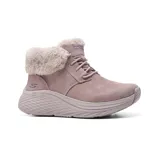 Bota casual Skechers Max Cushioning Elite 2.0 Snow Daze color marrón claro, con cordones, cuello y forro de piel sintética, amortiguación Ultra Go, plantilla Skechers Air-Cooled Goga Mat y suela con tracción antideslizante.