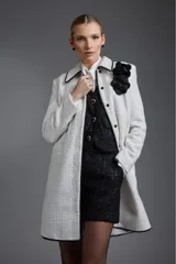 Broche de flor negro con pétalos de tela.