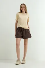 Short marrón oscuro con cintura elastizada y bolsillos cargo laterales amplios.