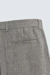 Pantalón de corte flare fit, con diseño de estructura sutil, bolsillos frontales y bolsillos traseros de vivo. Cuenta con cierre frontal de cremallera y botón.