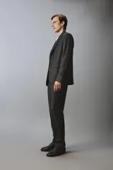 Pantalón de traje de corte regular fit confeccionado en lana de origen italiano. Presenta un diseño de cuadros sutiles, bolsillos laterales, bolsillos traseros de doble vivo con botón y cierre frontal con cremallera y botón.