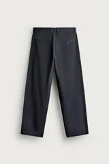 Pantalón chino regular fit confeccionado en algodón, color negro, con bolsillos frontales, bolsillos traseros de vivo con botón y cierre frontal con cremallera y botón. Colección especial Aaron Levine x ZARA.