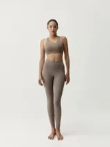 Calza deportiva roja con detalles de costuras y líneas laterales en tono contrastante.