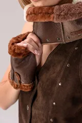 Guantes sin dedos de cuero color suela con interior de piel sintética y detalles de tachas metálicas. Incluye etiqueta de marca Bona.