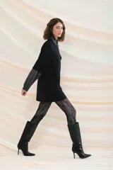 Remerón negro con cuello camisero, mangas largas con puños elásticos y bolsillo con solapa en el pecho.