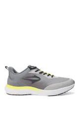 Championes deportivos Topper modelo Asphalt, color gris con detalles en amarillo flúor y suela blanca. Confeccionados en malla transpirable y refuerzos sintéticos.