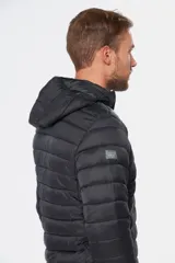 Campera capitoneada de nylon color negro, con relleno de guata siliconada, capucha integrada, bolsillos con cierre y cierre frontal.