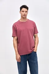 Remera de manga corta con calce relajado, confeccionada en algodón lavado con textura suave y acabado desgastado.