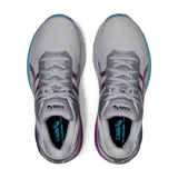 Championes de running Asics GT-2000 9, color gris claro con detalles en azul y fucsia.