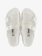 Sandalias Birkenstock Arizona EVA color blanco, hechas de goma EVA, con dos correas ajustables con hebillas.
