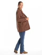 Blazer de corte largo y silueta relajada, confeccionado en tejido símil gamuza con textura aterciopelada. Presenta cuello con solapas, frente abierto sin botones y dos bolsillos de parche frontales.