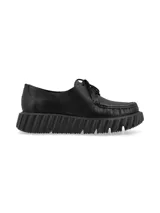 Zapato acordonado tipo mocasín de cuero negro, con suela chunky de EVA acanalada y diseño moderno.
