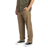 Pantalón de corte recto y estilo técnico, confeccionado en tejido elástico y resistente. Cuenta con cintura híbrida, trabillas para cinturón y bolsillos laterales, diseñado para ofrecer comodidad y versatilidad en viajes y uso diario.