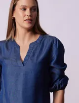 Blusa de tencel color azul, marca Alex & Parker, con escote en V y mangas cortas amplias.