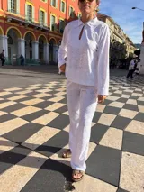Pantalón blanco de broderie con corte recto y cintura alta.